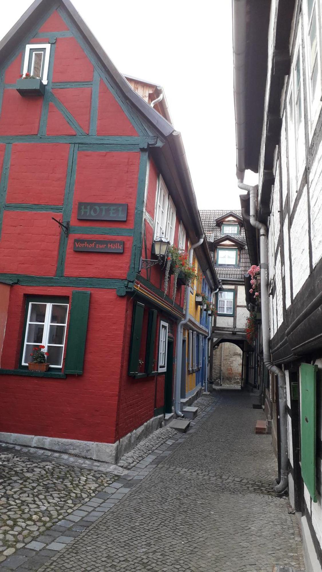 Fachwerkhotel - Ferienhaeuser Vorhof Zur Hoelle Кведлинбург Екстериор снимка